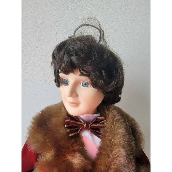 Traditions Victorian motionette couple Man red suit animated xmas decor - Picture 6 of 14